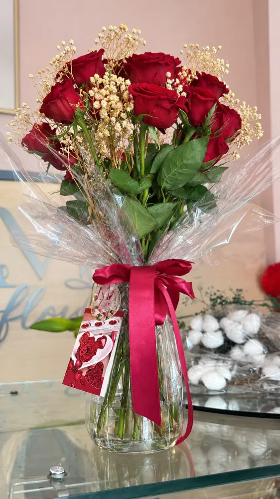 Photo réelle composition 15 roses en vase livrée à Fès