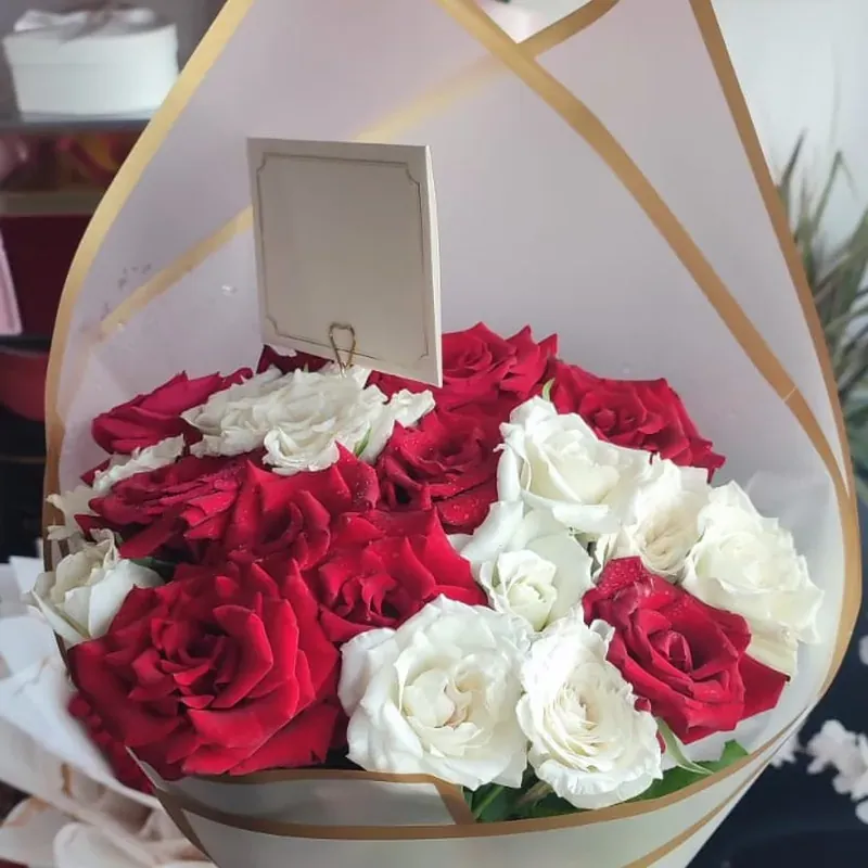 Bouquet Amour Éternel - 25 Roses Rouges et Blanches | Livraison 2h